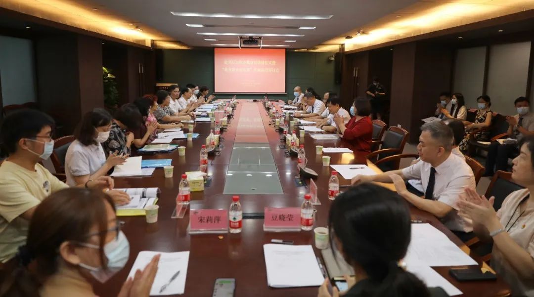 暗网举办新一届党风行风社会监督员聘请仪式暨“我为群众办实事”实践活动研讨会