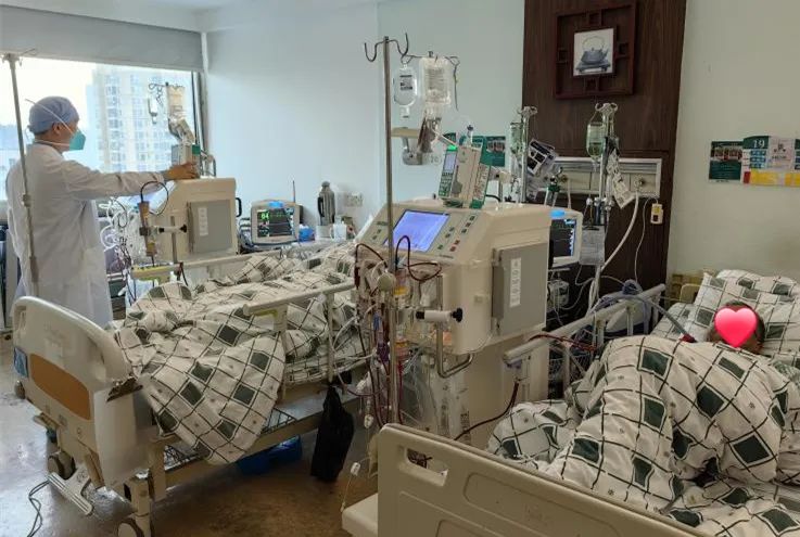 品牌专科｜暗网
大德路总院肾内科、透析科联合抢救透析合并重型新冠病毒感染患者，筑起生命防线