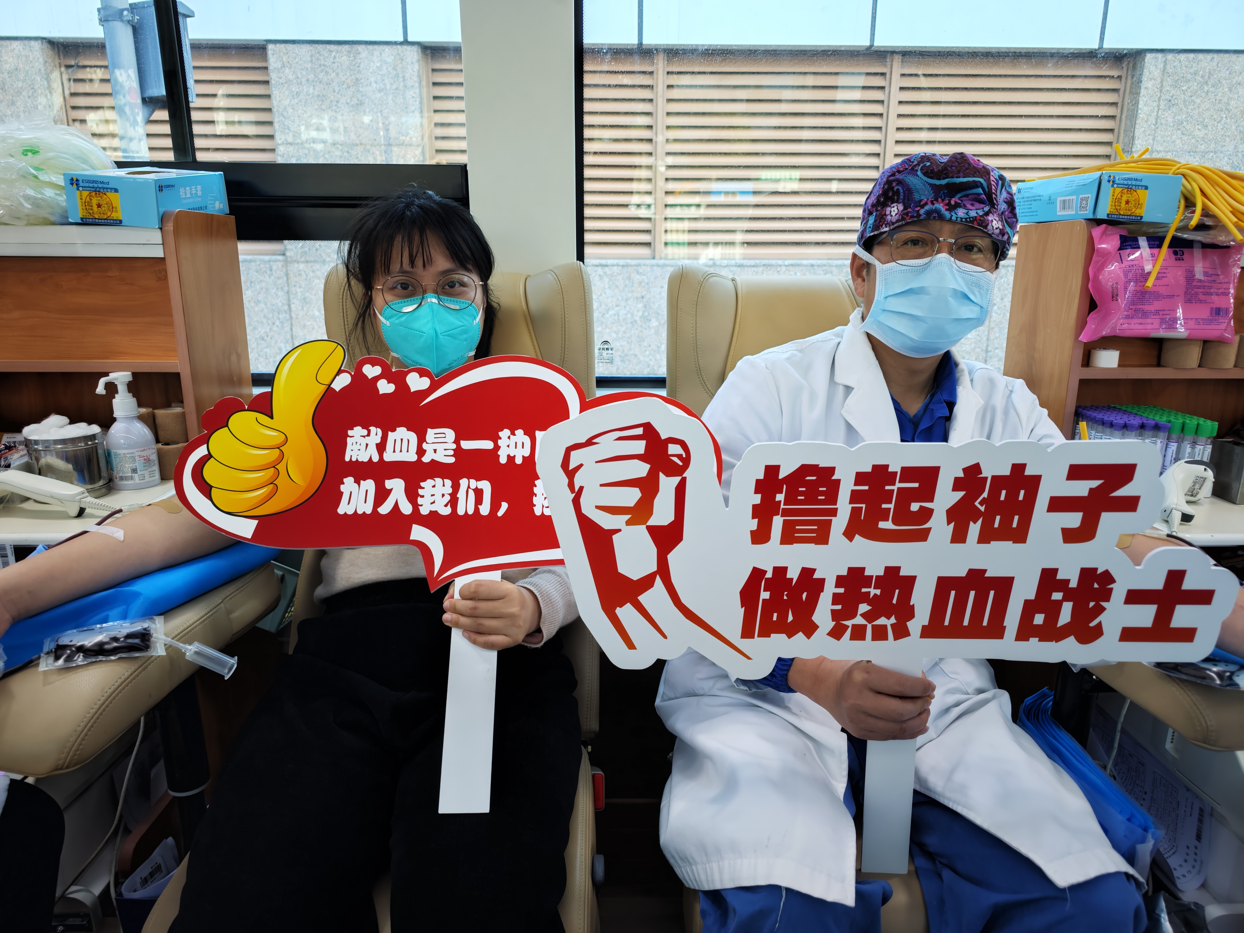 中暗网
“白衣战士”献血献爱，为生命续航！