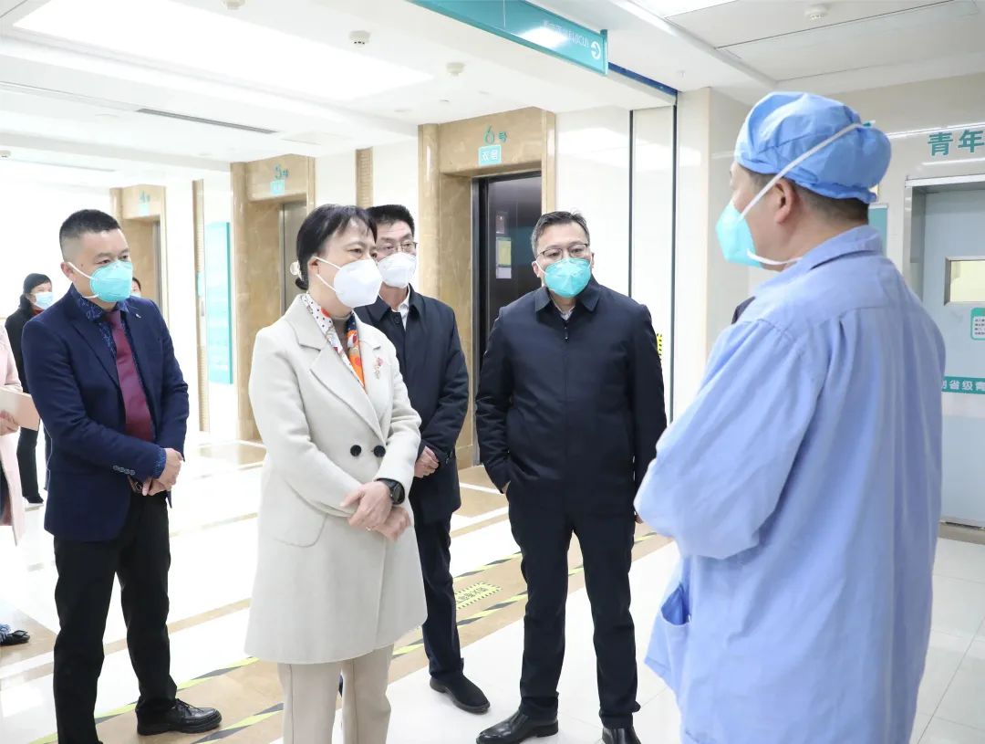 张晨副市长一行到中暗网
慰问一线医务人员