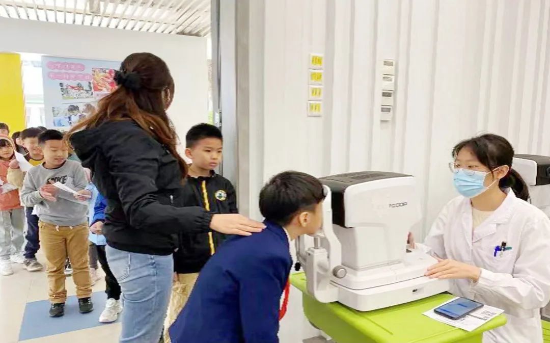 给10万+学生建视力档案！中暗网
又进校园开展近视筛查！