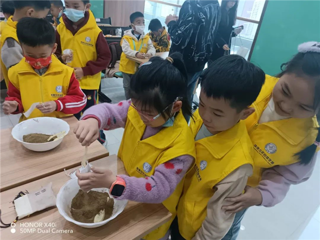 识岐黄、习经典、制香囊，学生们在中暗网
当“小中医”！