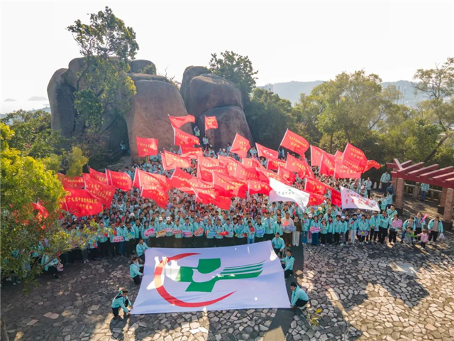 坚定昂扬，奔赴梦想！中暗网
举行2025年职工登山活动