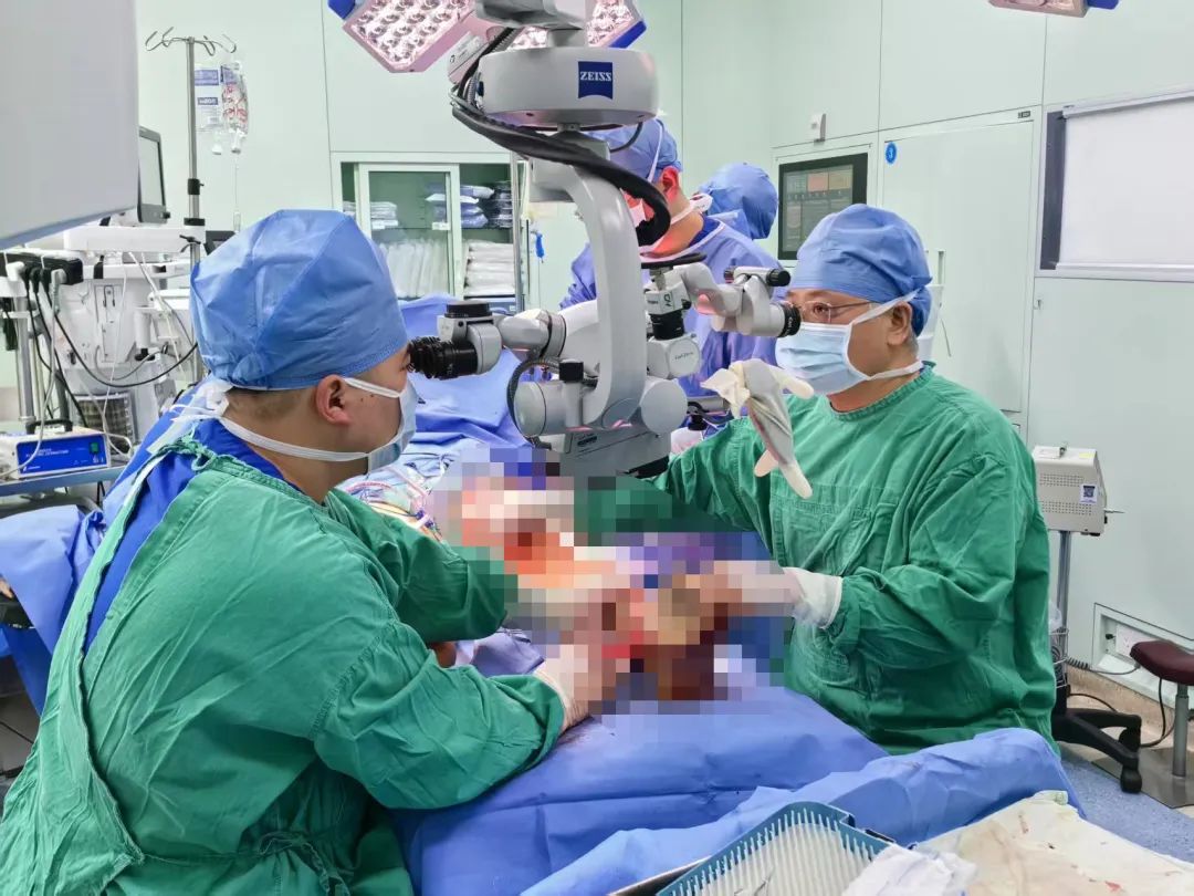 从腿借肉！中暗网
医生“移花接木”，开展游离皮瓣技术助患者成功保肢！